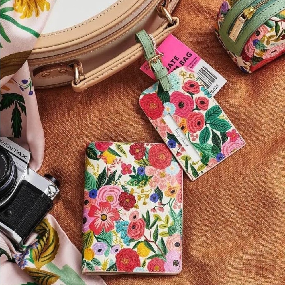 Rifle Paper Co. Passport Holder (Garden Party) - Picture 5 of 5